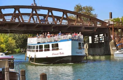 Fairport cuenta con un paseo marítimo sobre el Canal de Erie ideal para recorrer