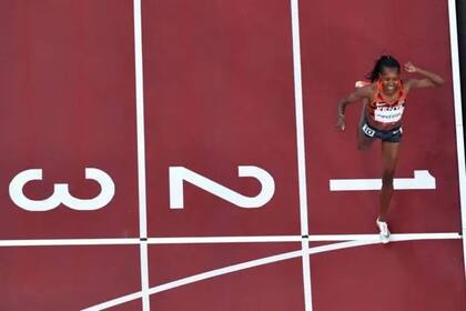 Faith Kipyegon cruza la línea antes que ninguna otra