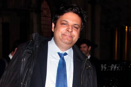 Faiz Siddiqui se encuentra desempleado. Les exige a sus padres, que viven en Dubai, que lo cubran sus gastos de por vida.