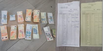 Fajos de billetes argentinos y documentación comercial secuestrados en el allanamiento del frigorífico