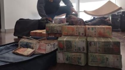 Fajos de billetes secuestrados en un allanamiento realizado en 2021 en la cueva manejada por Gustavo Shanahan