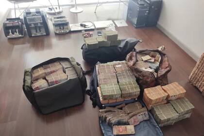 Fajos de dinero y contadoras de billetes, en el allanamiento realizado en 2021 al financista Gustavo Shanahan