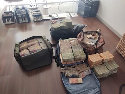 Fajos de dinero y contadoras de billetes, en el allanamiento al financista Gustavo Shanahan
