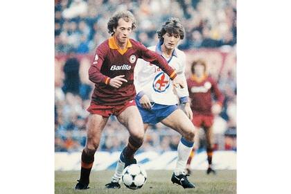 Falcão, el "Rey de Roma", como lo apodaron; ganó el scudetto 1982/83, dos Copas Italia y perdió por penales la Champios 84 ante Liverpool ... de lo contrario, hubiese jugado en Tokio contra Independiente