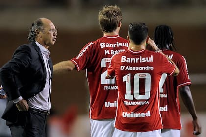 Falcão es el máximo ídolo en la historia de Inter, de Porto Alegre; en tres ciclos estuvo como entrenador y en dos coincidió con Andrés DAlessandro: en 2011, cuando ganaron el torneo Gaucho, y en 2016
