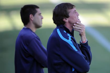 Aunque se los veía cercanos en las prácticas, ya se conocía que la relación entre el futbolista y el entrenador no era nada buena.