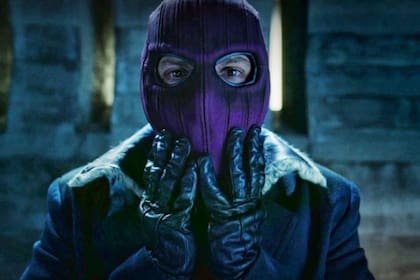 El barón Zemo de Daniel Brühl incorpora el pasamontañas violeta de su personaje en los cómics, luego de que el villano desarmara a los Avengers en Civil War