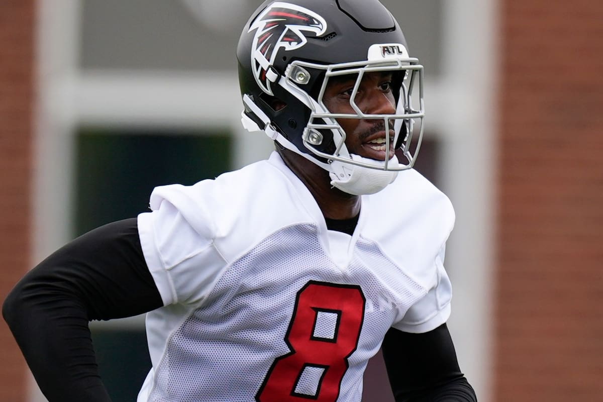 Falcons acuerdan contrato de tres años y 54 millones con Pitts Sr.