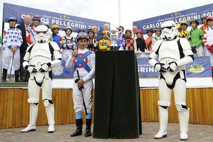 Falero, minutos antes de su último Carlos Pellegrini, protegido por los Stormtroopers