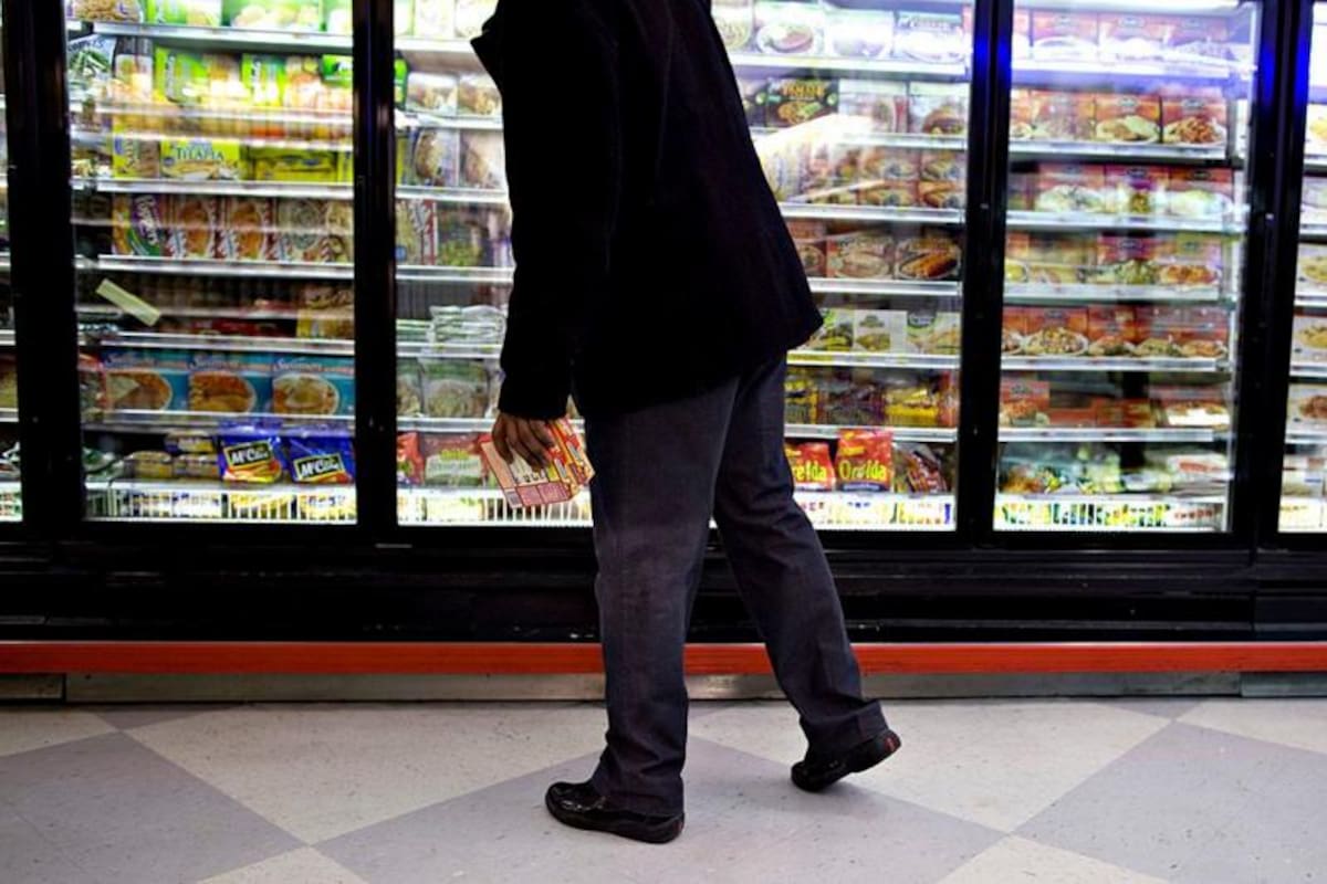 Fallos en los sistemas de refrigeración en los supermercados o puertas mal cerradas de vitrinas puede hacer que los alimentos queden expuestos a temperaturas inseguras durante demasiado tiempo (Archivo)
