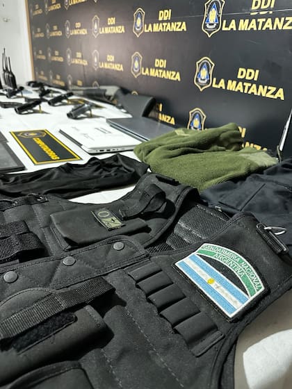 Falsos uniformes de fuerzas de seguridad y un real poder de fuego, las herramientas de los reyes del desguace para apropiarse de vehículos