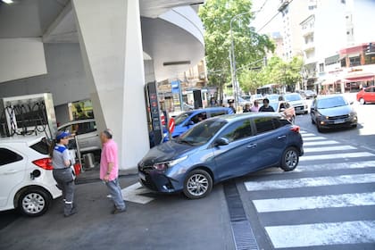 Falta de combustible en la YPF de avenida Rivadavia 3300