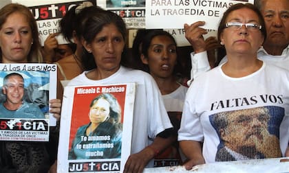 “Faltás vos”: desde remeras estampadas, los allegados a las víctimas apuntaron contra Julio De Vido