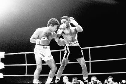 Falucho Laciar peleando con Luis Ibarra, el 6 de junio de 1981, en el Luna Park; la noche terminó a los monedazos