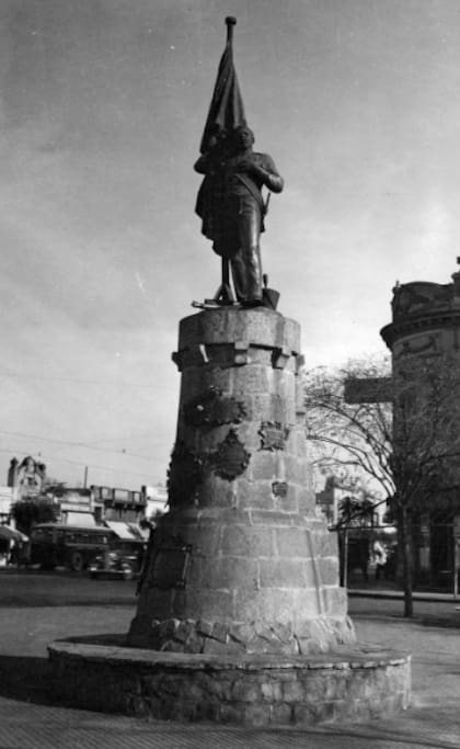 Falucho tuvo su monumento en Buenos Aires antes que los próceres de mayo. Es obra de Lucio Correa Morales y tuvo varias mudanzas. Hoy se encuentra en la plaza homónima, en Av. Santa Fe y Av. Luis M. Campos.
