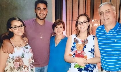 Familia completa: Renato y Bibiana junto a sus hijos Renata, Analía y Juan Manuel