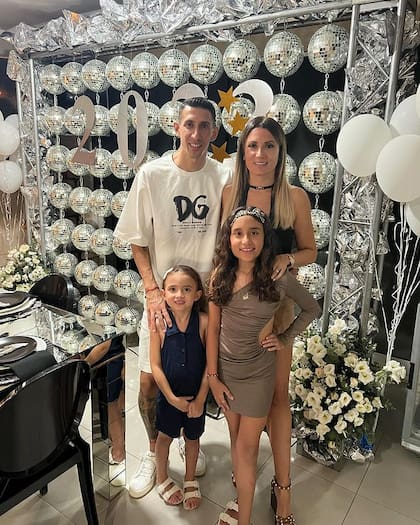 Familia de cuatro, Ángel Di María y Jorgelina Cardoso junto a sus dos hijas, Pía y Mía