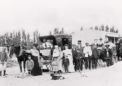 Familia de George Hammond en la chacra de Hugh S. Pugh antes de iniciar un viaje de regreso a la Colonia 16 de Octubre desde Gaiman