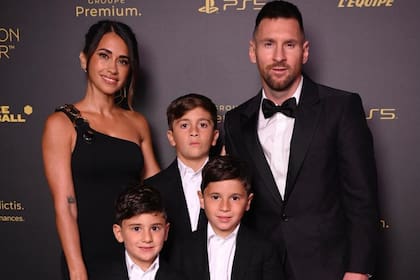 Familia de Oro: Antonela Roccuzzo, Thiago, Mateo y Ciro acompañaron a Leo Messi en la entrega del Balón de Oro