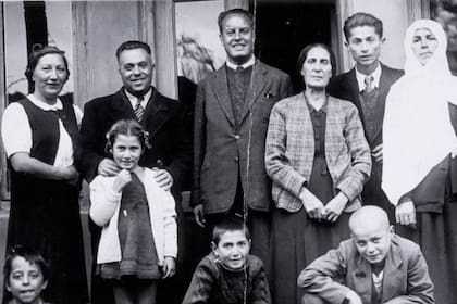 Familia de refugiados judíos de Skopje, Macedonia, junto a una familia albanesa que los acogió en 1943 en Tirana, Albania