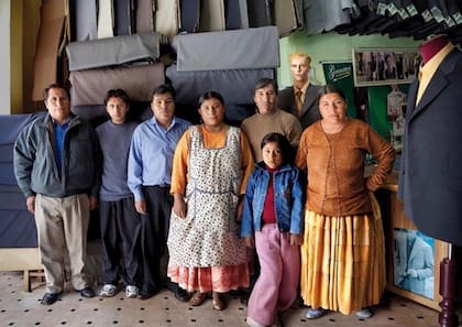 Familia de sastres bolivianos, de Marcos López. Colección permanente MEC.