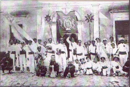 Comparsa La Unión Argentina, dirigida por Litardo Queirolo, desde 1929, y hasta más allá de 1960.