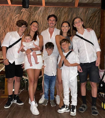 Familia ensamblada: Pampita, Roberto García Moritán, Bautista, Beltrán, Benicio, Santino, Delfina y Ana (Foto: Instagram @robergmoritan)