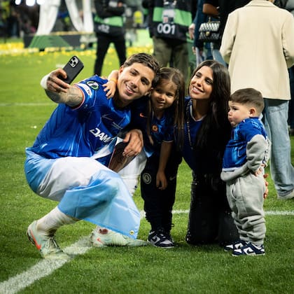 Familia feliz en el Stadion Miejski tras la victoria del Chelsea (Foto: Instagram @enzojfernandez)