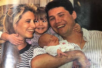 “Familia feliz... Pero, hay algo raro”, escribió Cande en la imagen que la muestra junto a su familia
