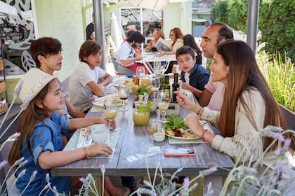 Familia Garcia Guevara en un restaurante de Chacras de Coria.
