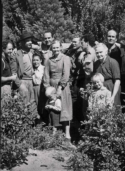 Familia Halvorsen, anfitriona de la primera expedición al Fitz Roy. En la toma aparecen varios de los Halvorsen posando con los escaladores franceses (Lionel Terray, Guido Magnone y su equipo), que hicieron cumbre en febrero de 1952.