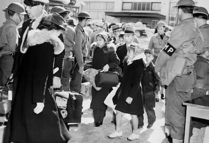 Familia japonesa-estadounidense partiendo hacia el Centro de Reubicación, San Francisco, California, mayo de 1942