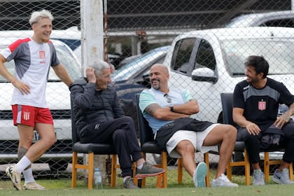 Familia pincharrata: Santiago Ascacíbar, capitán del equipo, junto a Juan Ramón Verón, Juan Sebastián Verón y Marcos Angeleri, en un alto en la práctica de Estudiantes. La Bruja solía ir a los entrenamientos