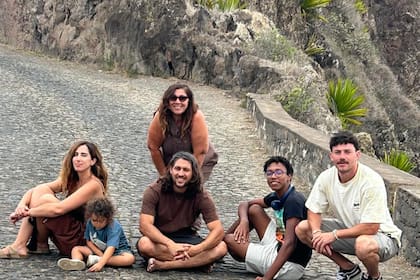 Familia reunida en Santo Antao con los tres hijos, Eneas, Caetano y Mohamed, el nieto Germán y la nuera Beatriz