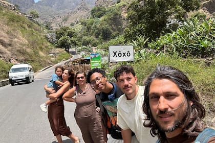 Familia reunida en Santo Antao con los tres hijos, Eneas, Caetano y Mohamed, el nieto Germán y la nuera Beatriz