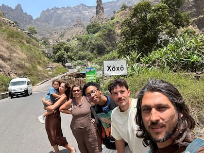 Familia reunida en Santo Antao con los tres hijos, Eneas, Caetano y Mohamed, el nieto Germán y la nuera Beatriz