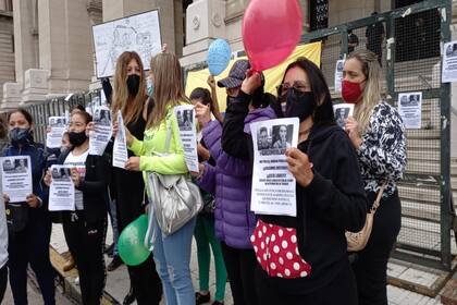 Familia y amigos de la joven venezolana de 18 años drogada y violada en su primer día de trabajo se manifestaron frente al Palacio de Tribunales para pedir justicia
