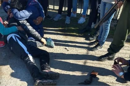 Familiares abrazando el cuerpo del delincuente abatido