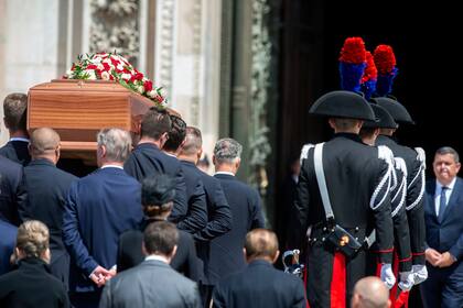 Familiares acompañan el ataúd de Silvio Berlusconi, durante su funeral de Estado en la catedral de Milán (Claudio Furlan/LaPresse vía AP)