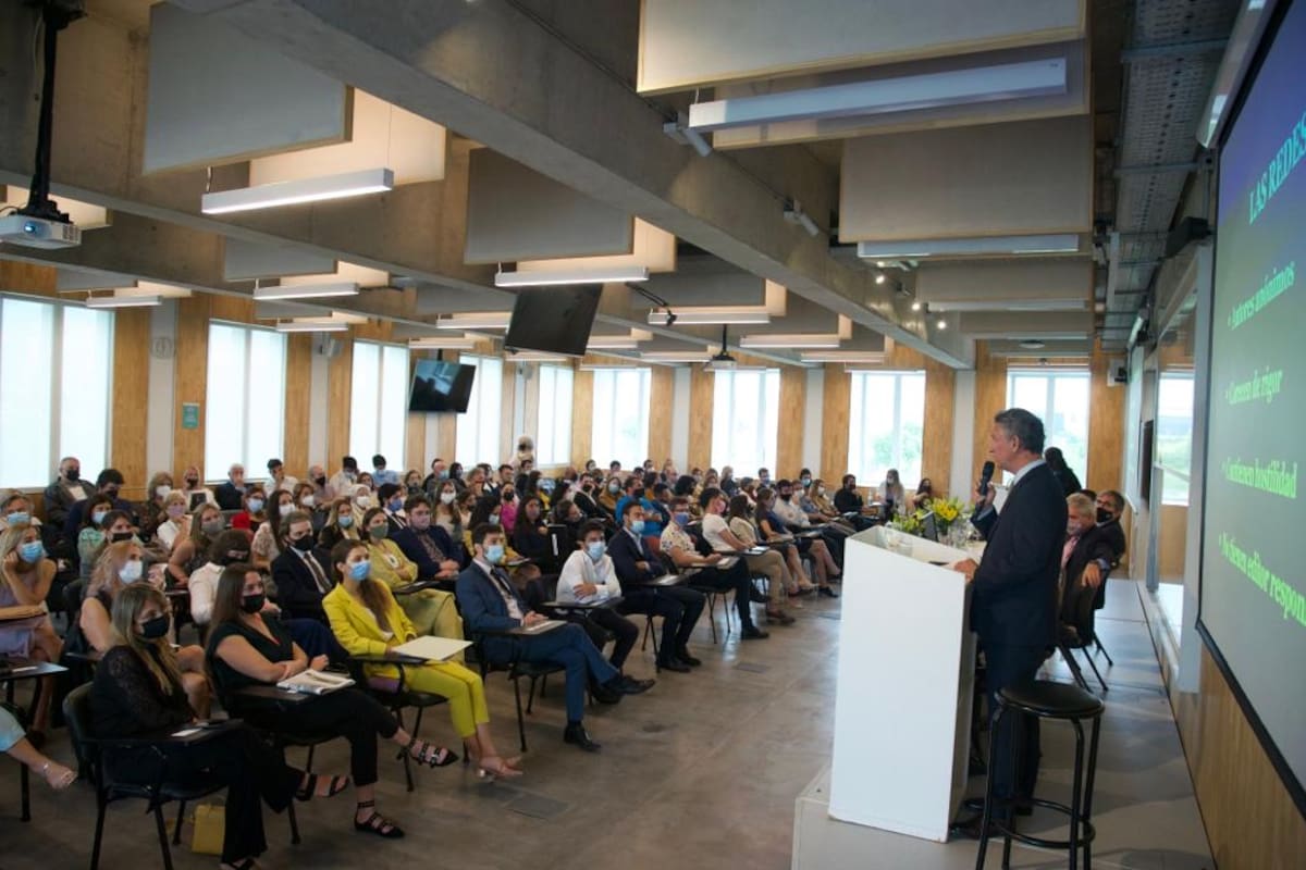 Familiares, amigos y docentes acompañaron a los flamantes graduados 2018 y 2019