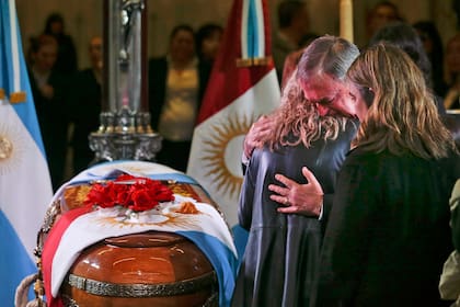 La hija del exgobernador de Córdoba agradeció a amigos y colegas por las muestras de cariño en la despedida de su padre