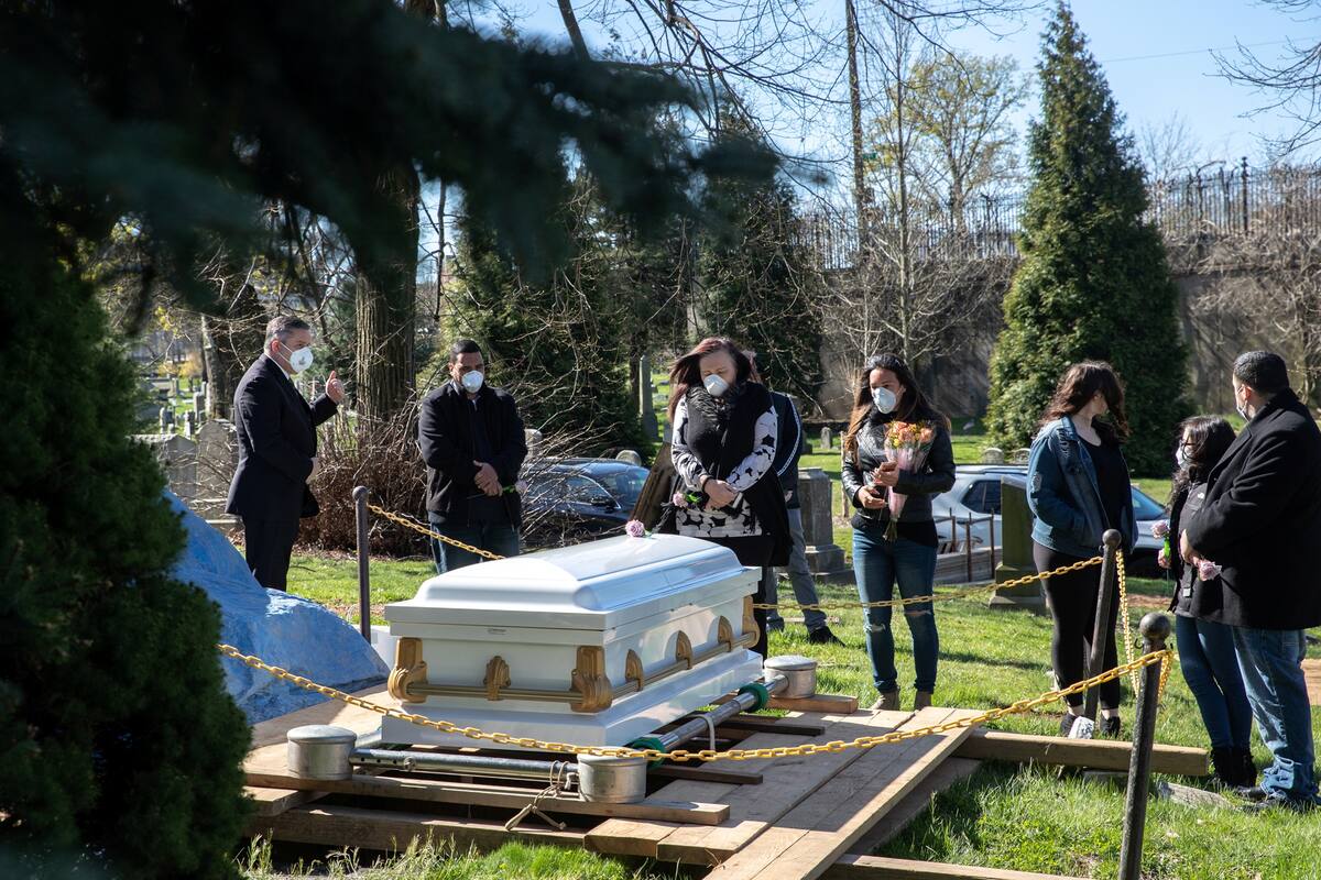 Familiares asisten a un funeral en el Cementerio Green-Wood durante el brote de la enfermedad por coronavirus (COVID-19) en el distrito de Brooklyn de la ciudad de Nueva York, Nueva York