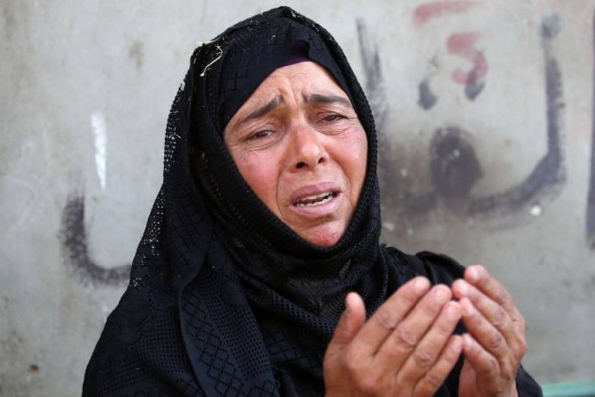 Familiares buscan los cuerpos de sus seres queridos para enterrarlos.