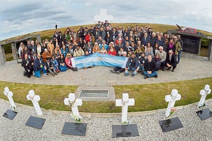 Familiares de 90 soldados argentinos les rindieron un merecido homenaje en el cementerio de Darwin
