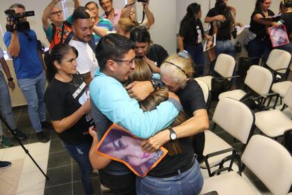 Familiares de Cinthia Morán, tras escuchar las condenas a perpetua para los tres asesinos de la joven de 19 años