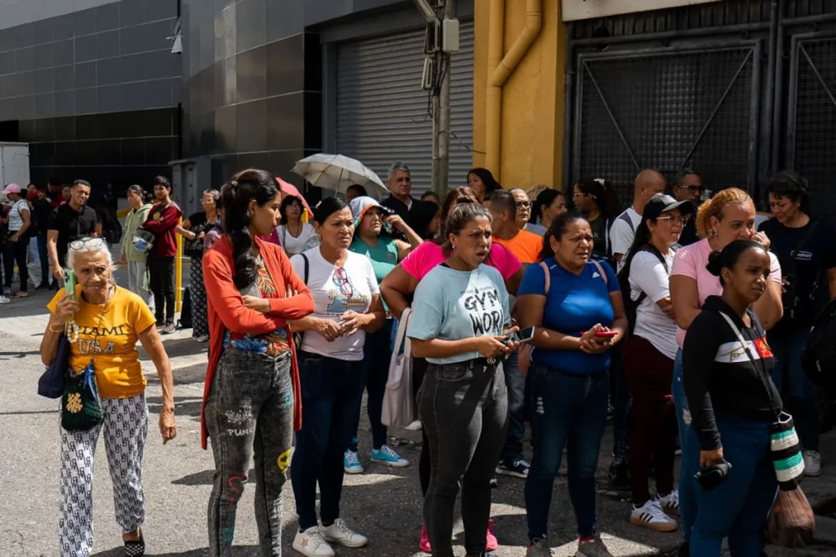 Familiares de detenidos venezolanos esperan afuera de los centros de detención