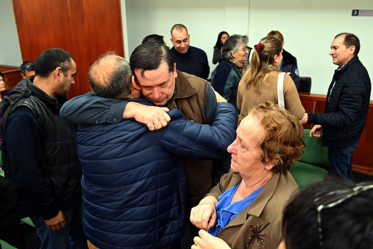 Familiares de Gabriel Mandagaray, entre ellos su padre Antonio, comisario retirado, escucharon el veredicto que declaró culpables a los cuatro instructores del cuerpo de operaciones especiales de Río Negro