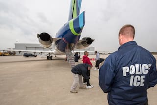 En Florida denuncian que ICE prepara deportaciones de inmigrantes latinos a países africanos