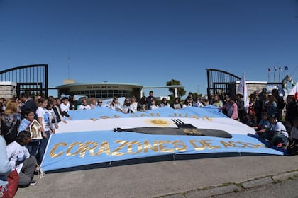 Familiares de la tripulación del ARA San Juan frente a la Base Naval de Mar del Plata, el día siguiente al hallazgo de la nave
