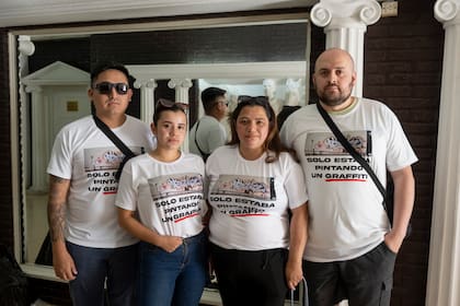 Familiares de la víctima, el adolescente colombiano Christian Felipe Martínez Rodríguez, alias "Pipe"